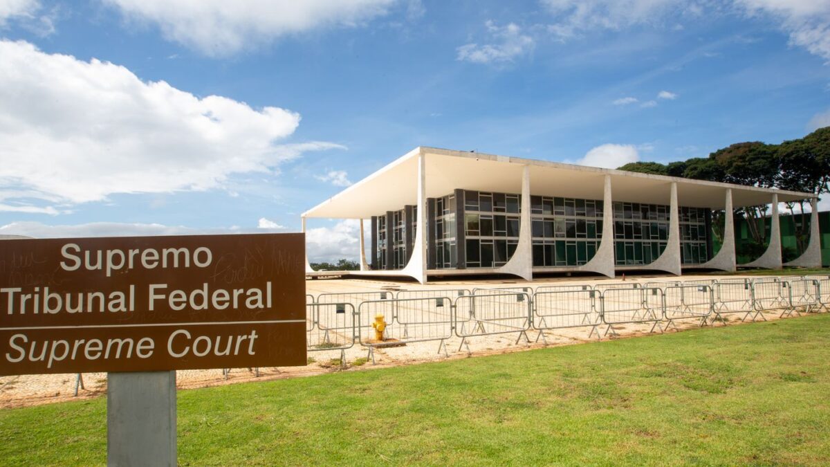 PF conclui que Flávio Bolsonaro cometeu calúnia contra Lula em redes sociais