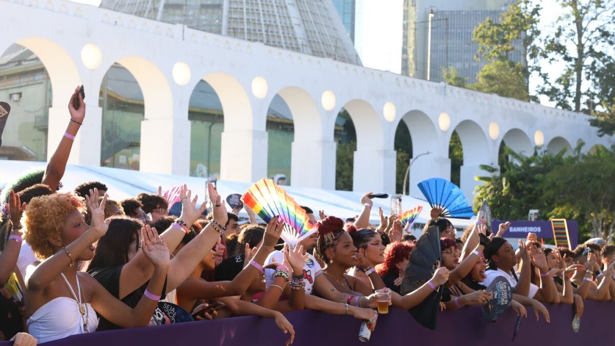 Parada LGBTQIA+ no Rio pede mais representantes no Legislativo em ato de orgulho
