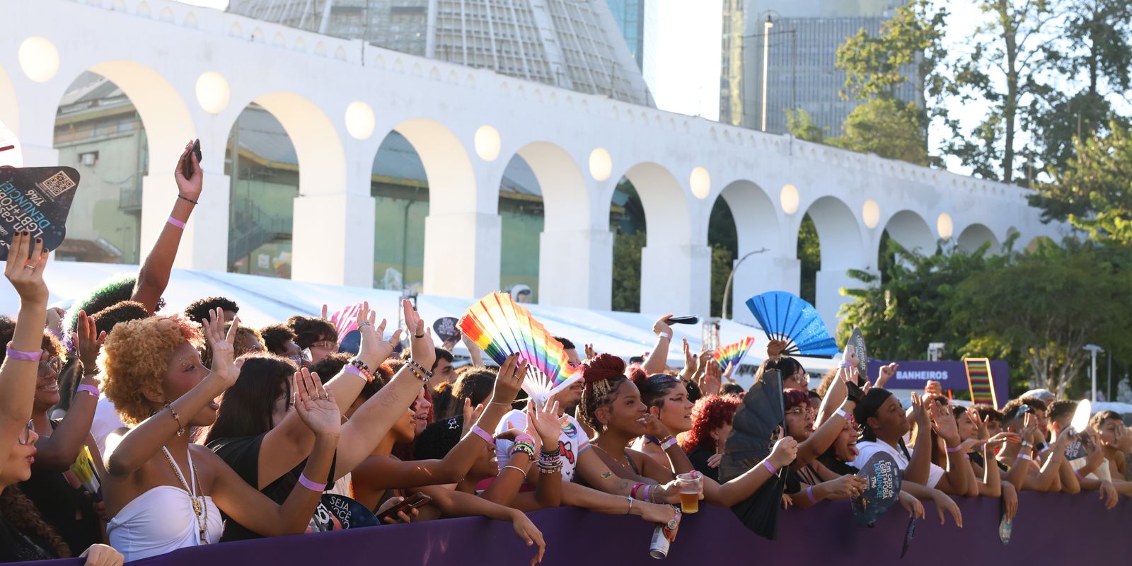 Parada LGBTQIA+ no Rio pede mais representantes no Legislativo em ato de orgulho