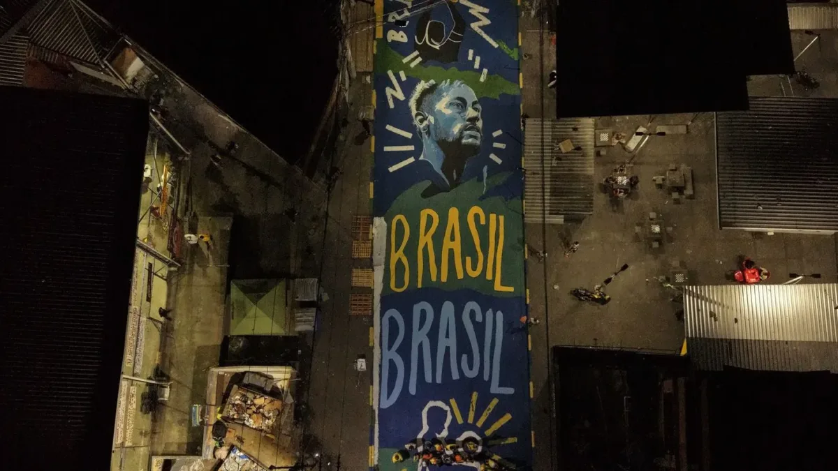 Pintura transforma rua da Penha, marcada por tragédia, em símbolo de esperança