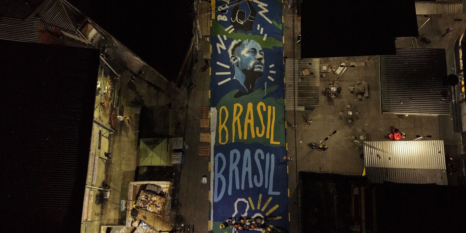 Pintura transforma rua da Penha, marcada por tragédia, em símbolo de esperança