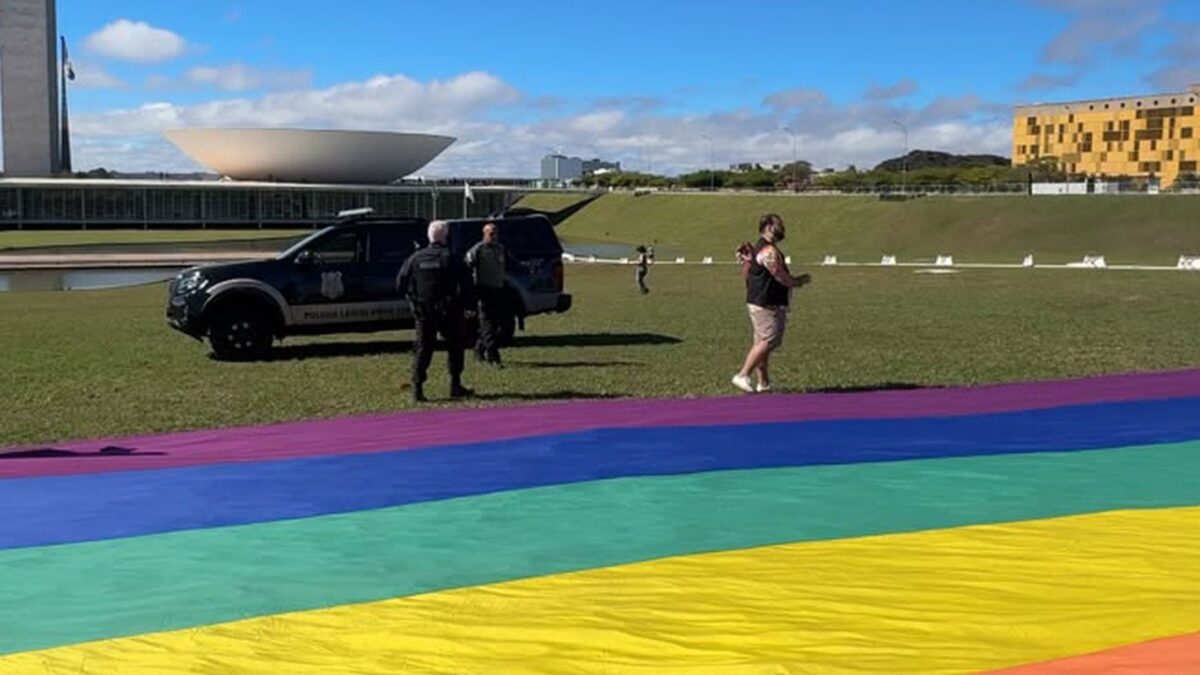 Polícia Legislativa impede ato do Dia do Orgulho LGBTQIA+ em Brasília