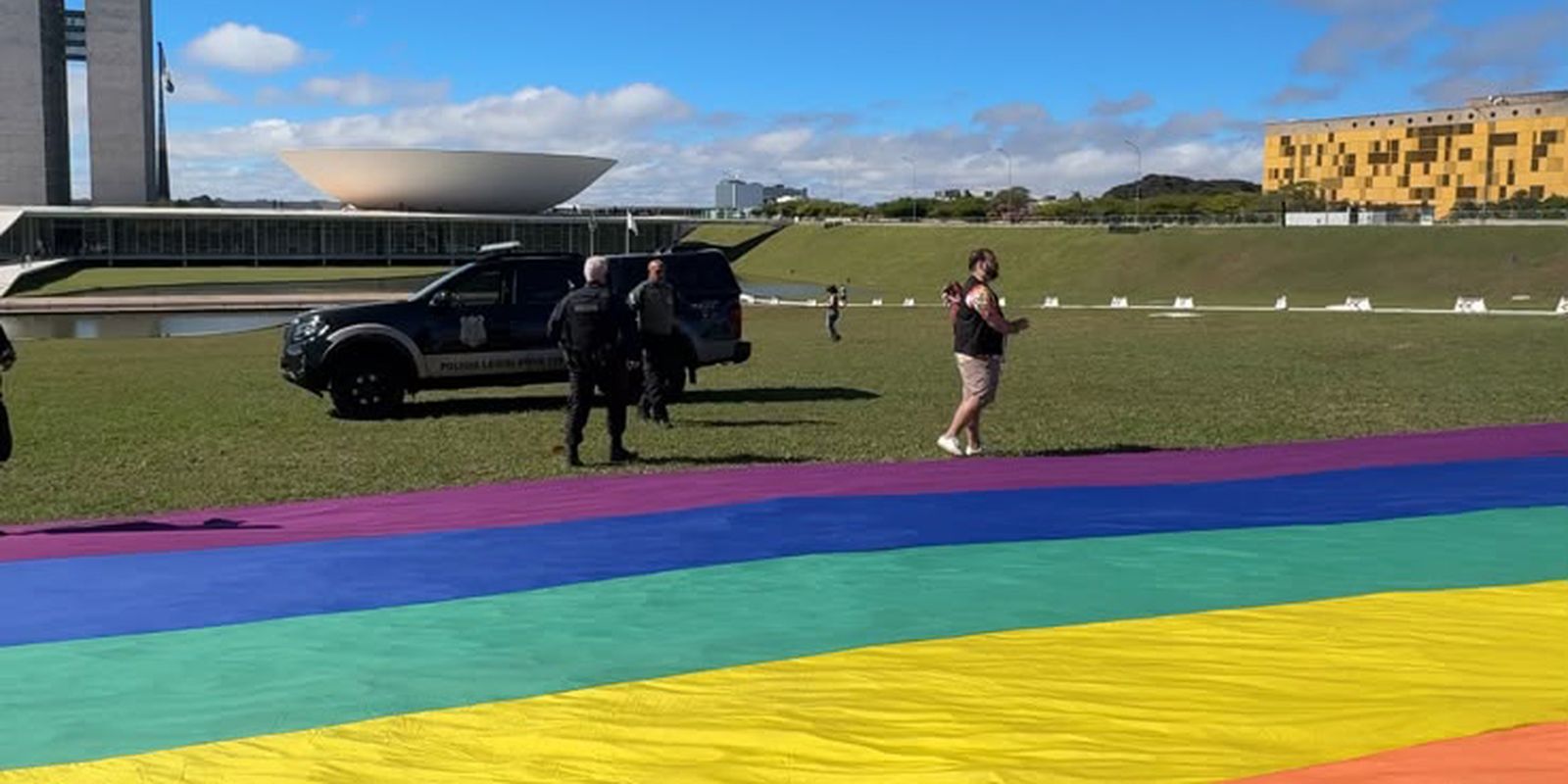 Polícia Legislativa impede ato do Dia do Orgulho LGBTQIA+ em Brasília