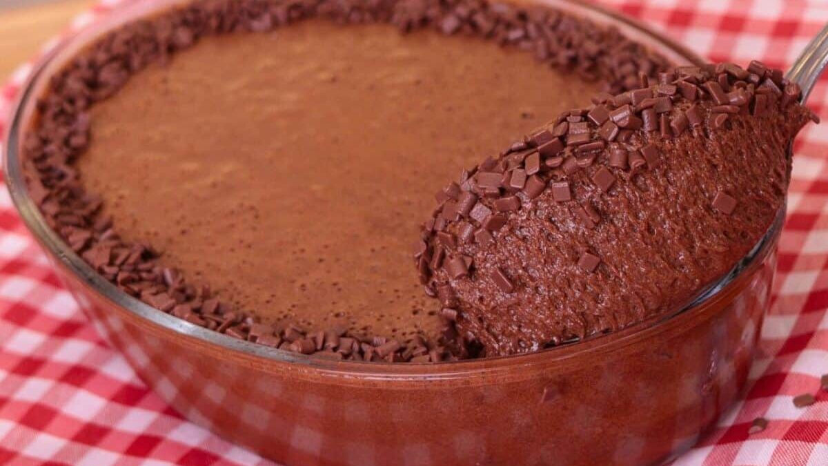 Prepare a mousse de chocolate tradicional cremosa e aerada em casa!