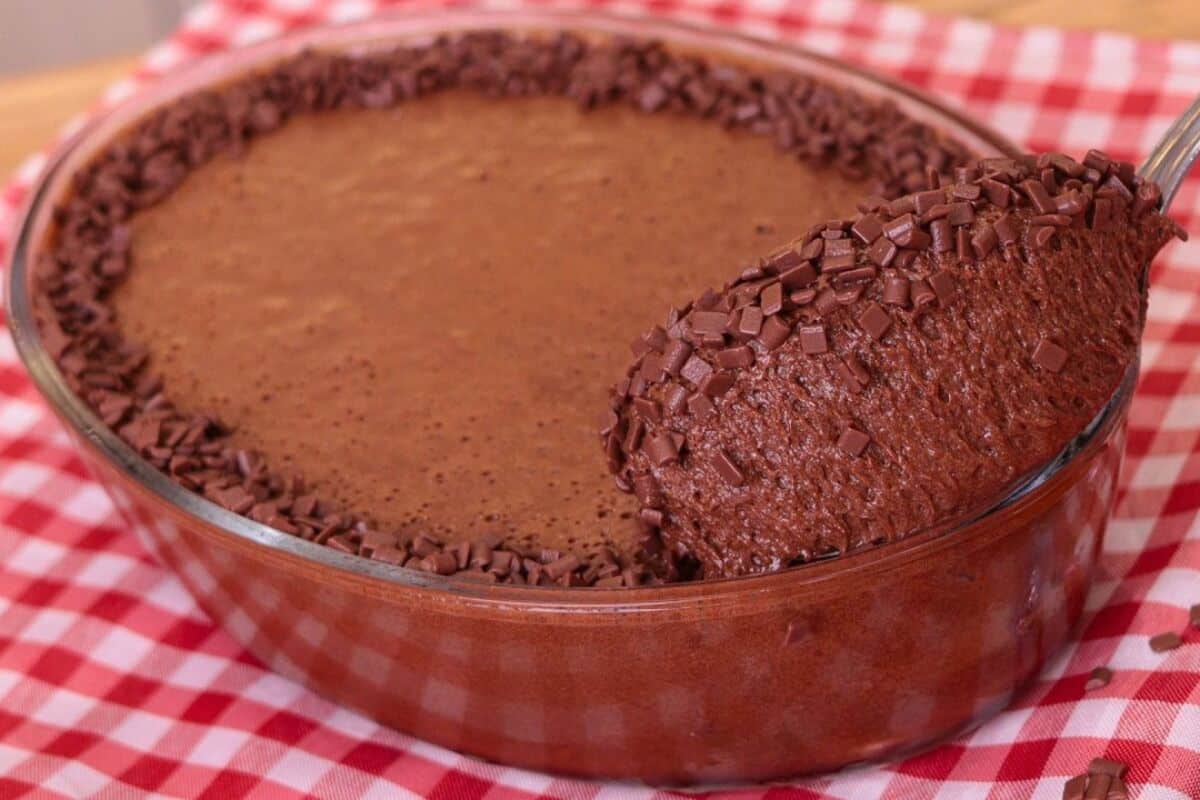 Prepare a mousse de chocolate tradicional cremosa e aerada em casa!