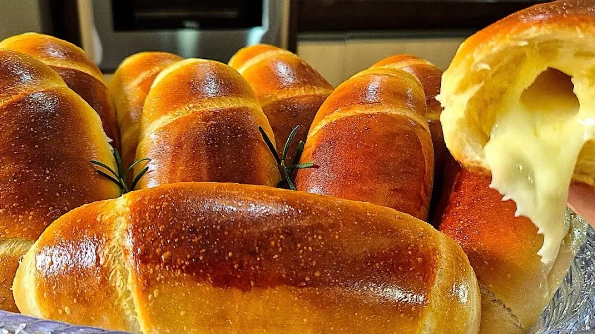 Prepare um pãozinho caseiro recheado com queijo que todos vão amar!