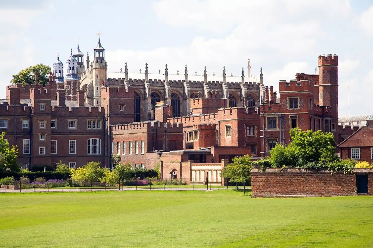 Príncipe George ingressa no Eton College e dá continuidade à tradição real britânica