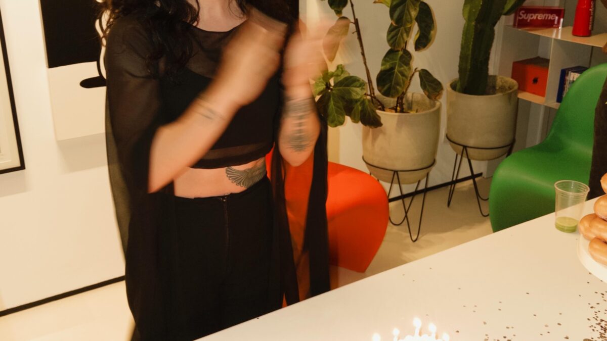Priscilla Alcântara celebra 30 anos com bolo personalizado e agradece fãs