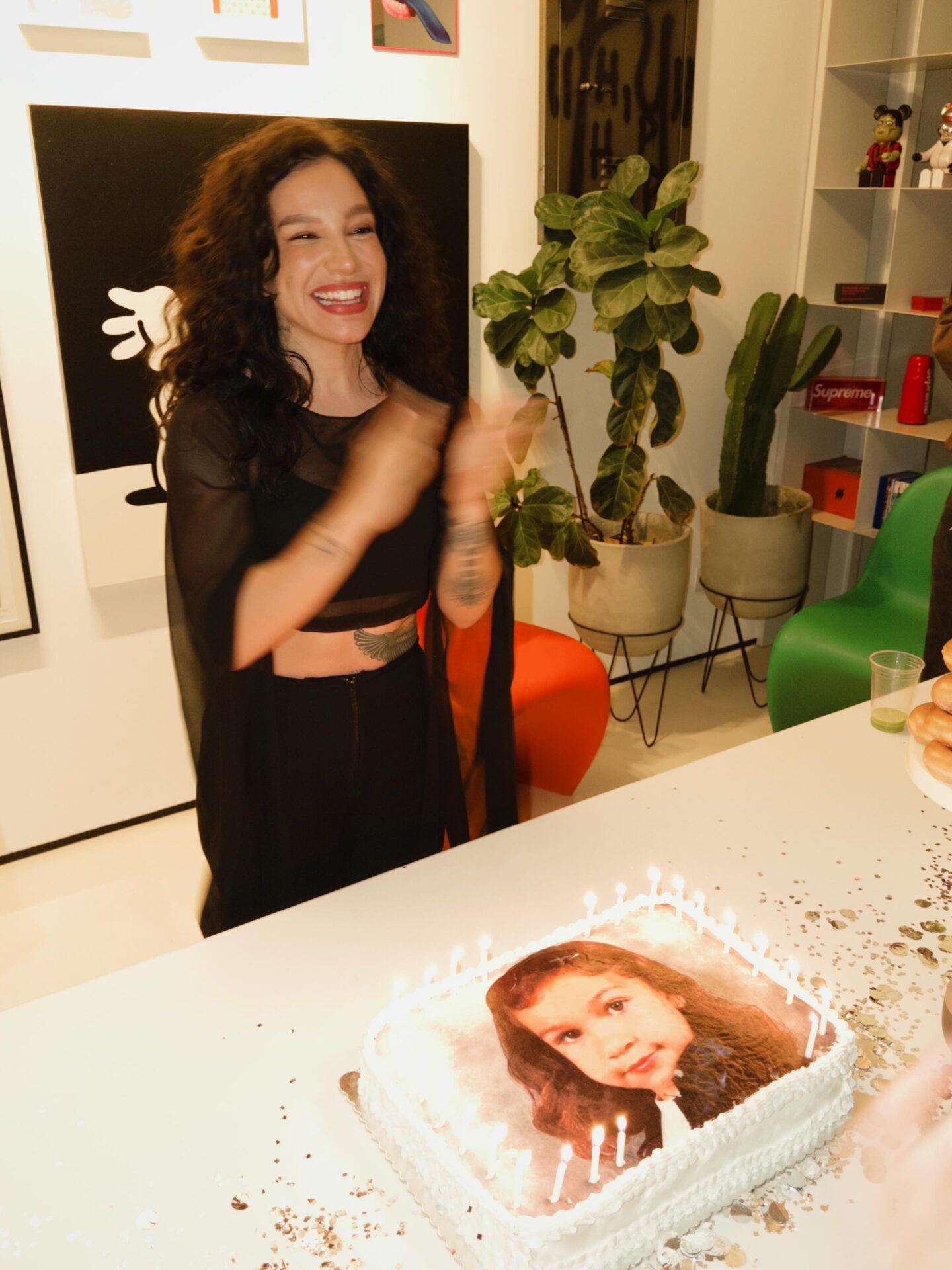 Priscilla Alcântara celebra 30 anos com bolo personalizado e agradece fãs