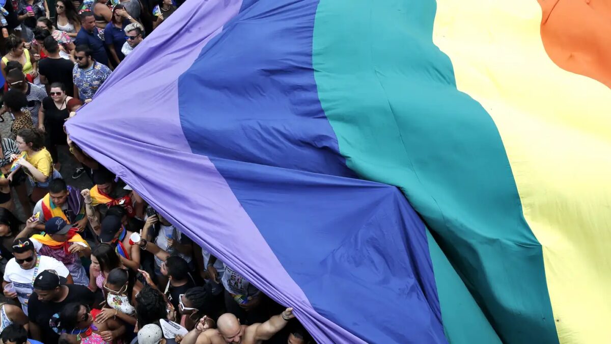 Processos por preconceito contra população LGBTQIAPN+ quase triplicam em 2025