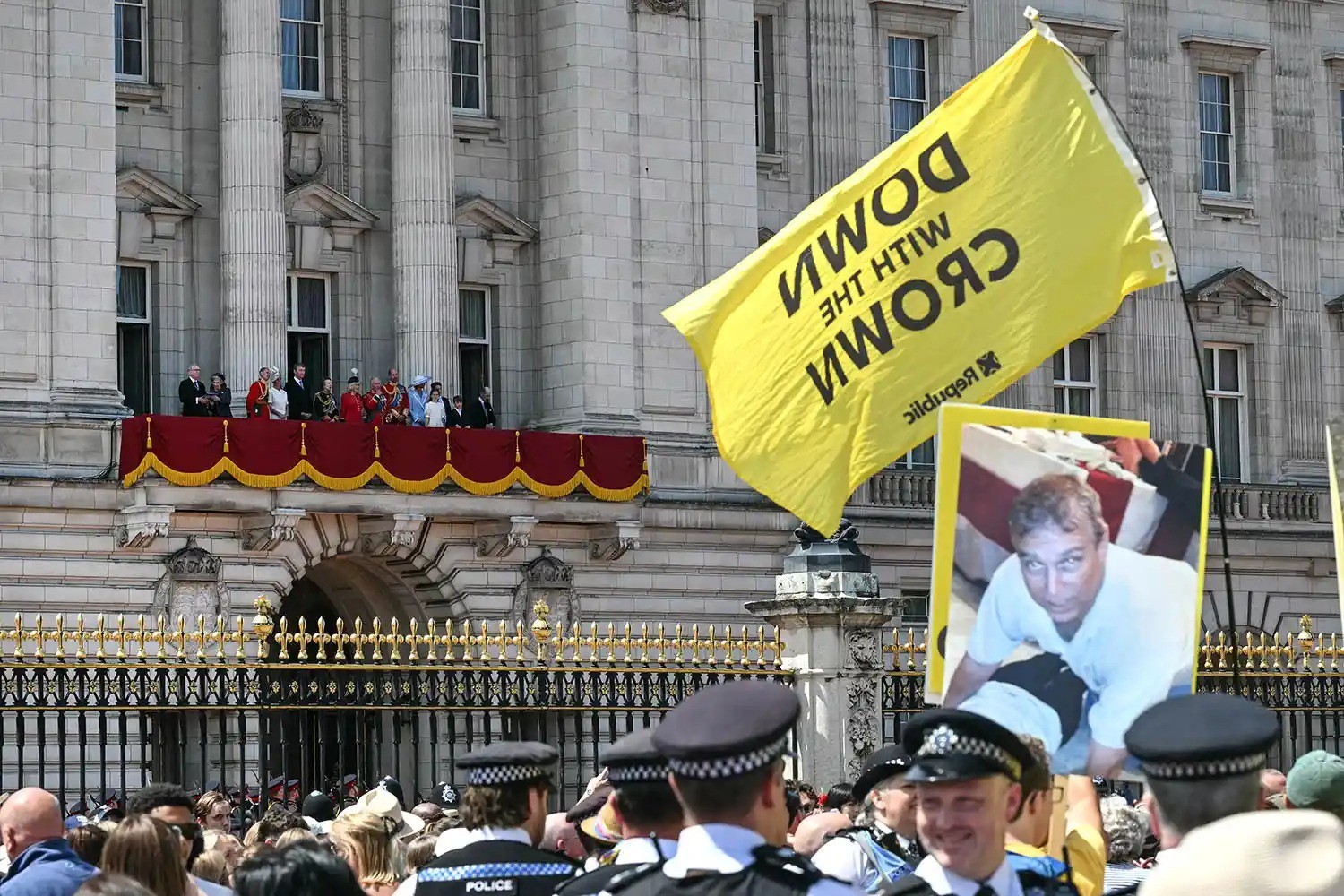 Protesto em Londres critica a monarquia durante celebração do rei Charles