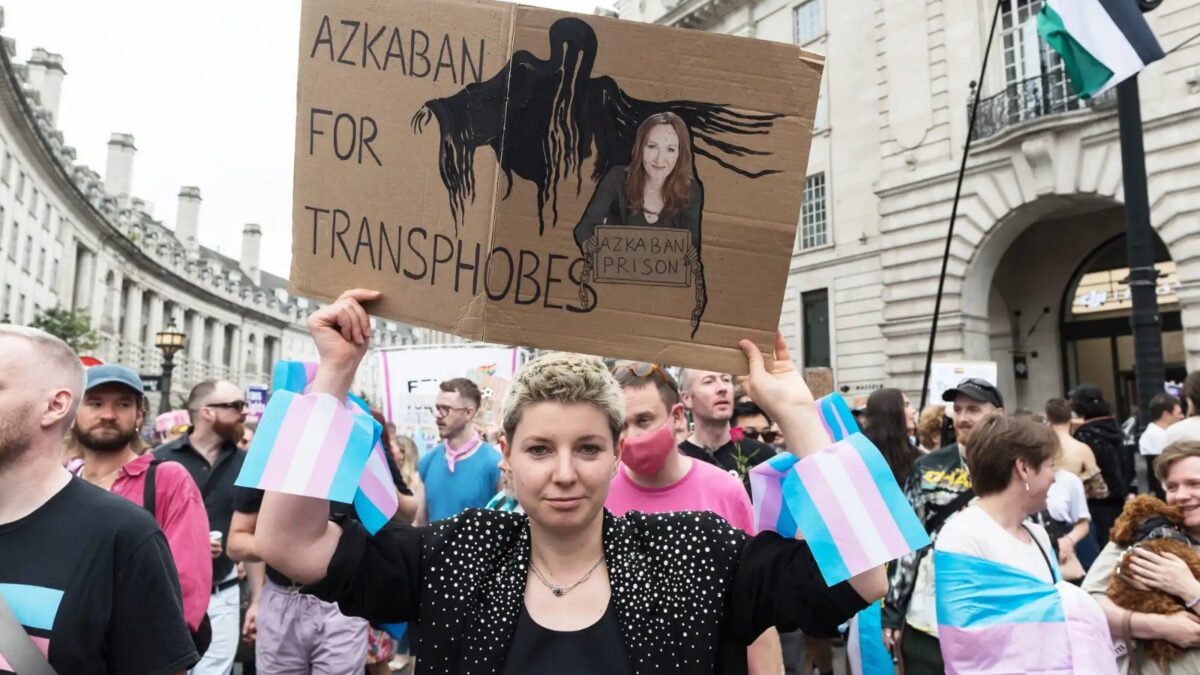 Rainha Camilla gera polêmica ao se encontrar com J.K. Rowling durante o Orgulho LGBTQIA+