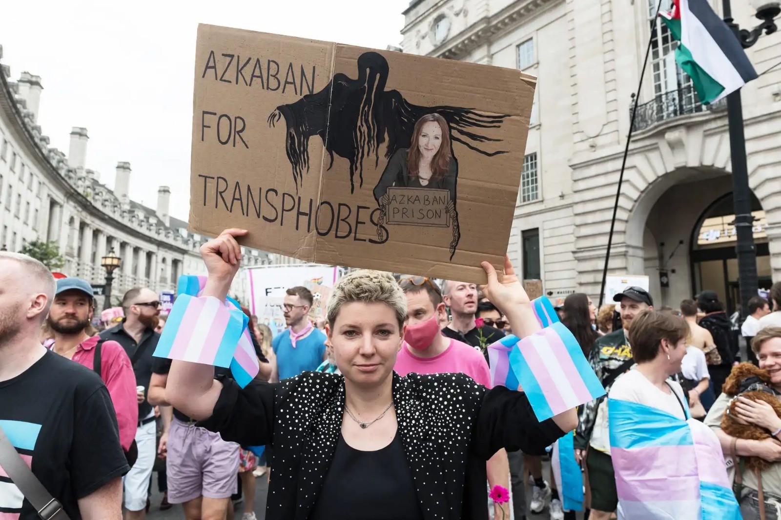 Rainha Camilla gera polêmica ao se encontrar com J.K. Rowling durante o Orgulho LGBTQIA+