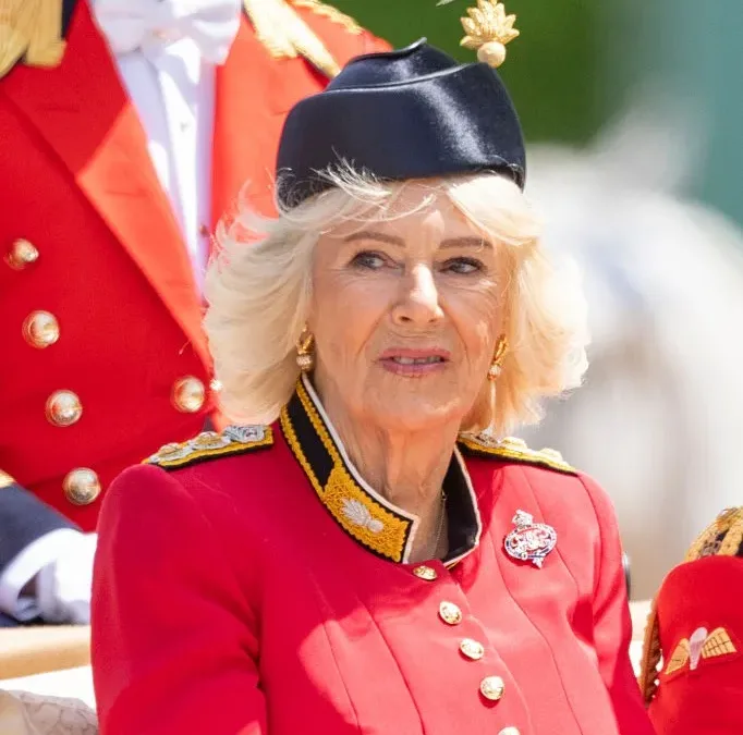 Rainha Camilla resgata vestido marcante e homenageia Guarda Granadeira no Trooping the Colour