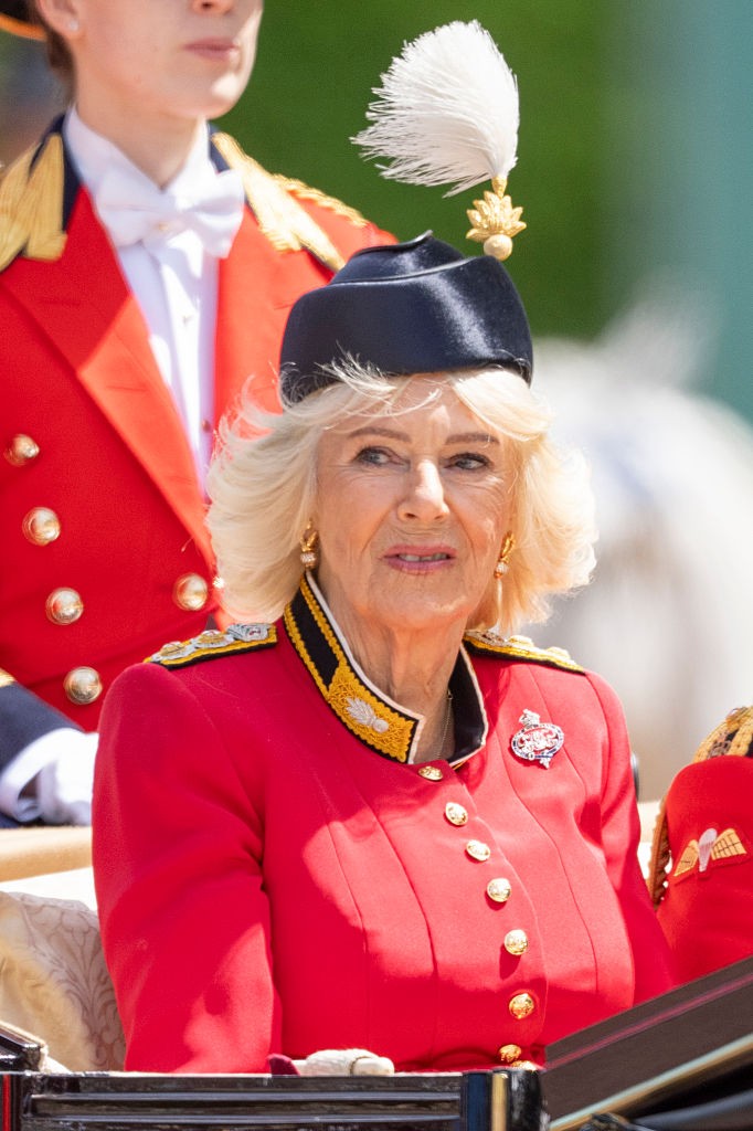 Rainha Camilla resgata vestido marcante e homenageia Guarda Granadeira no Trooping the Colour