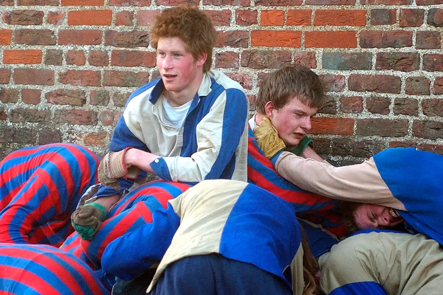 Rejeição de William a Harry em Eton revela tensão entre os irmãos reais