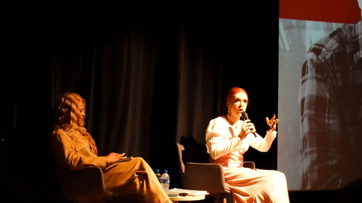 Rita von Hunty critica capitalismo de plataforma em evento drag em Brasília