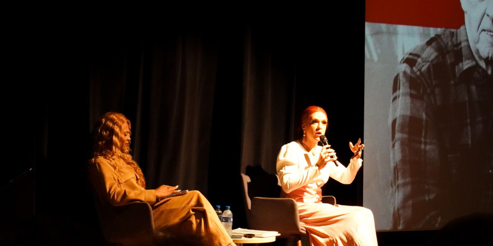 Rita von Hunty critica capitalismo de plataforma em evento drag em Brasília