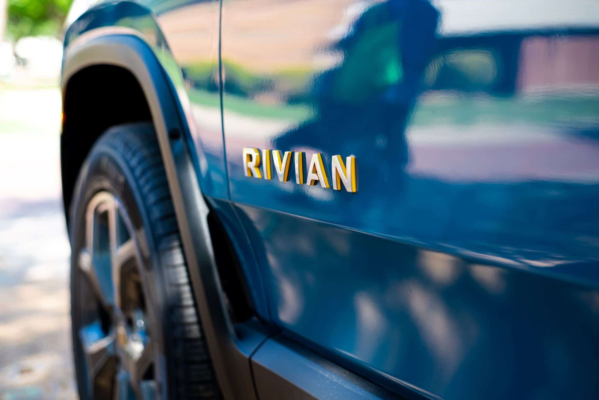 Rivian é processada por prometer direção autônoma que nunca foi entregue