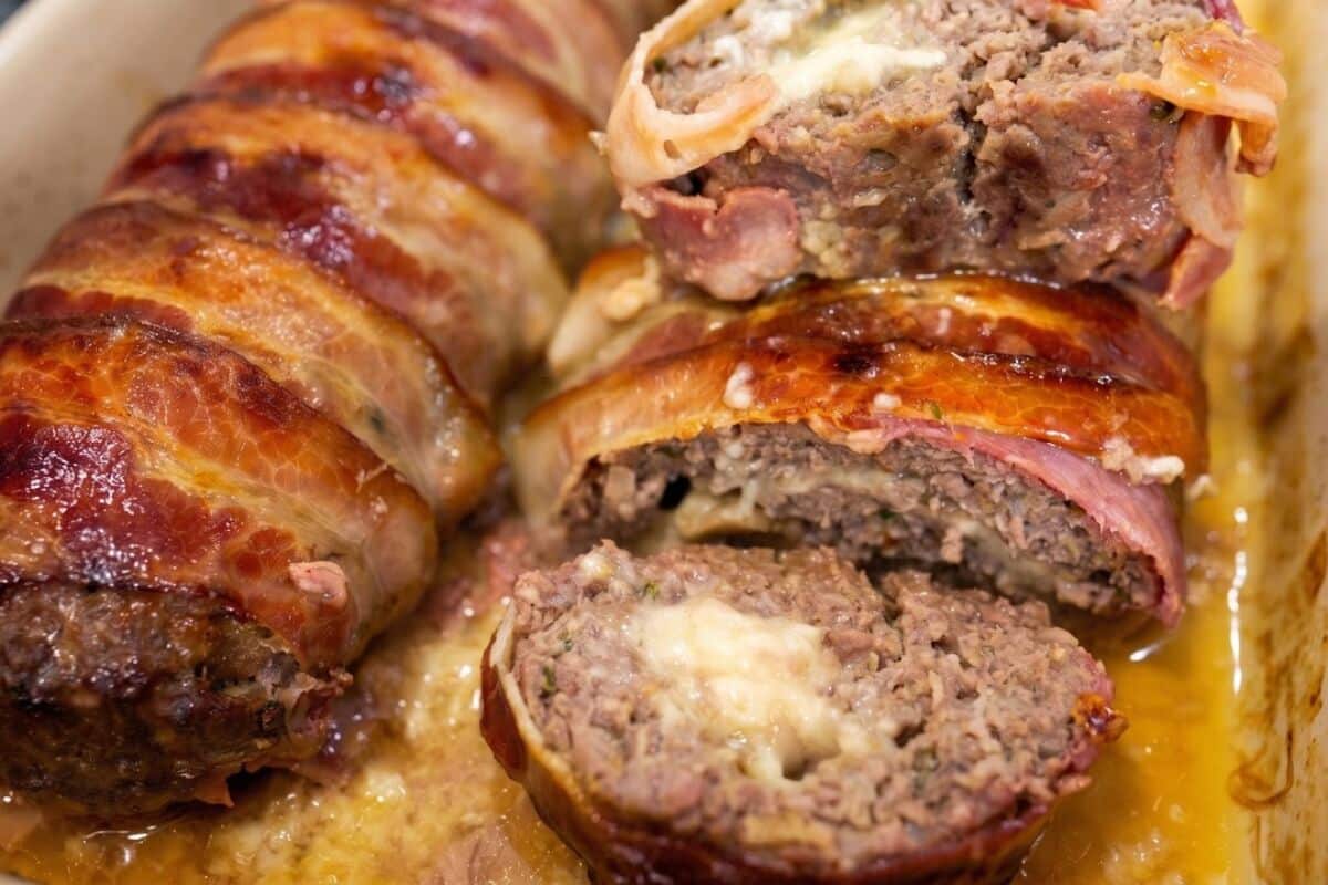 Rocambole de carne moída com bacon: receita suculenta para assar no forno