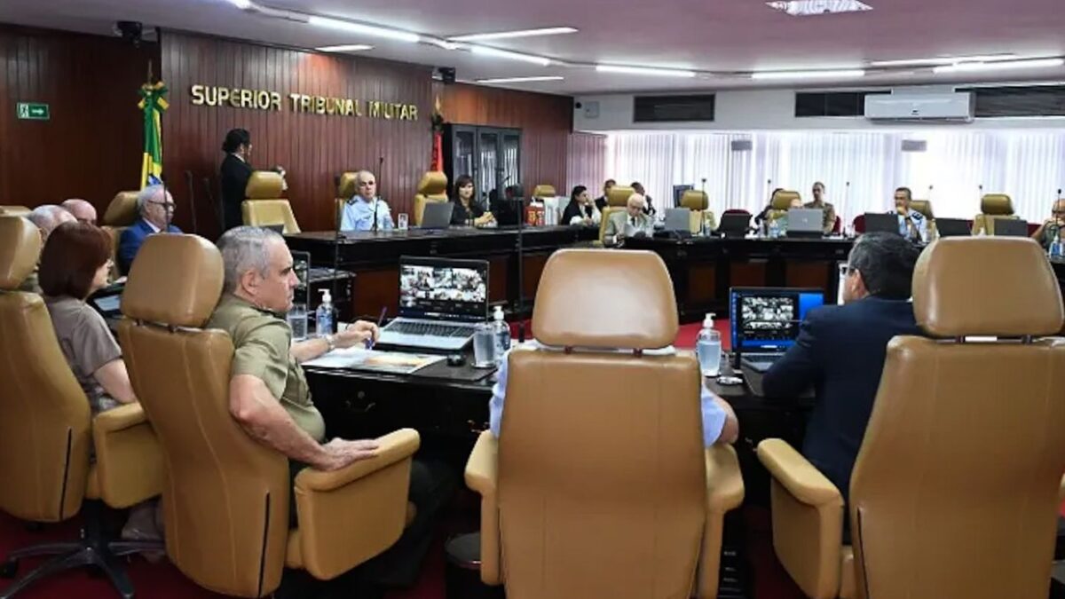STM rejeita recurso e mantém ministro em julgamento sobre perda de patente de Bolsonaro