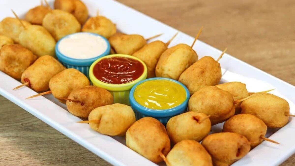 Salsicha empanada no palito: crocante por fora e macia por dentro