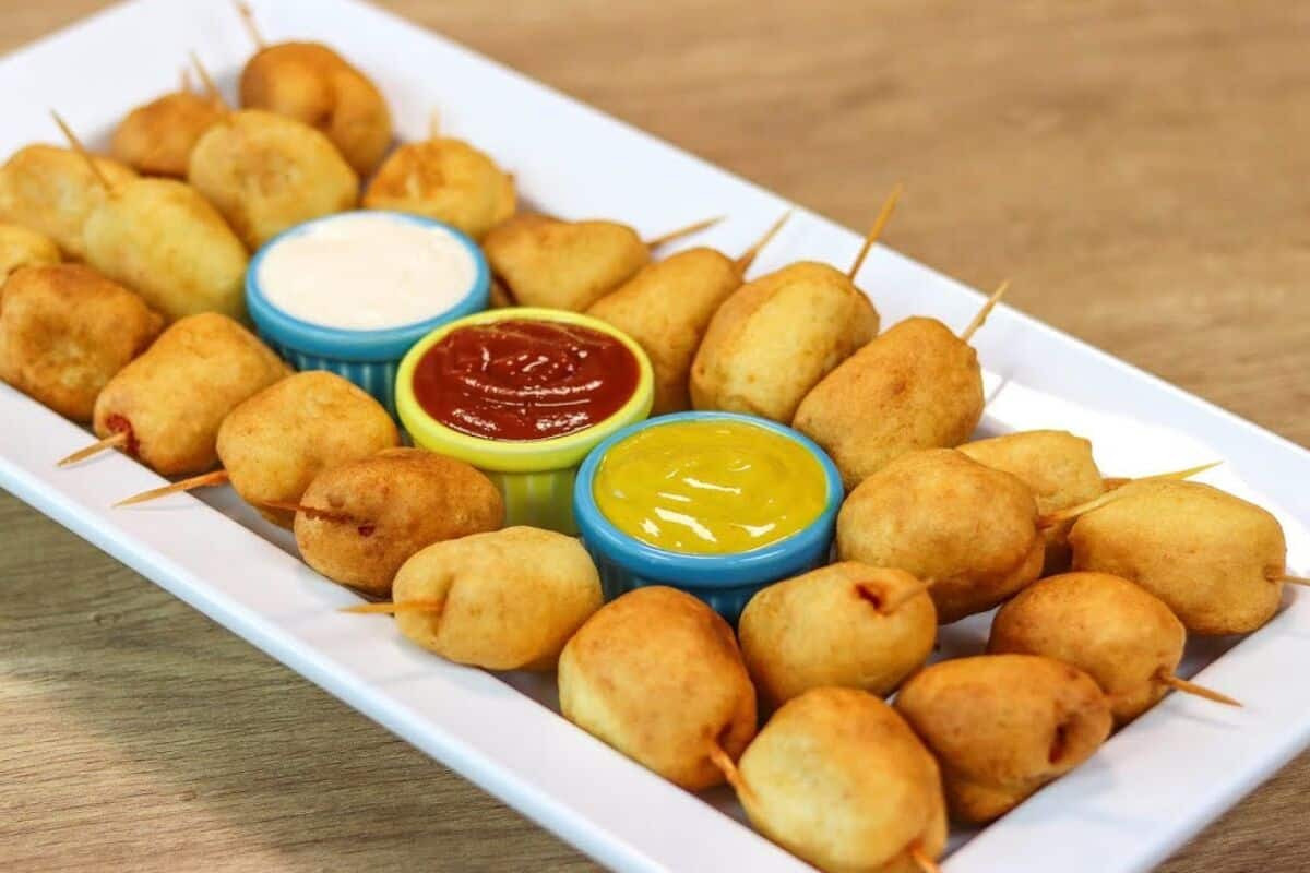 Salsicha empanada no palito: crocante por fora e macia por dentro