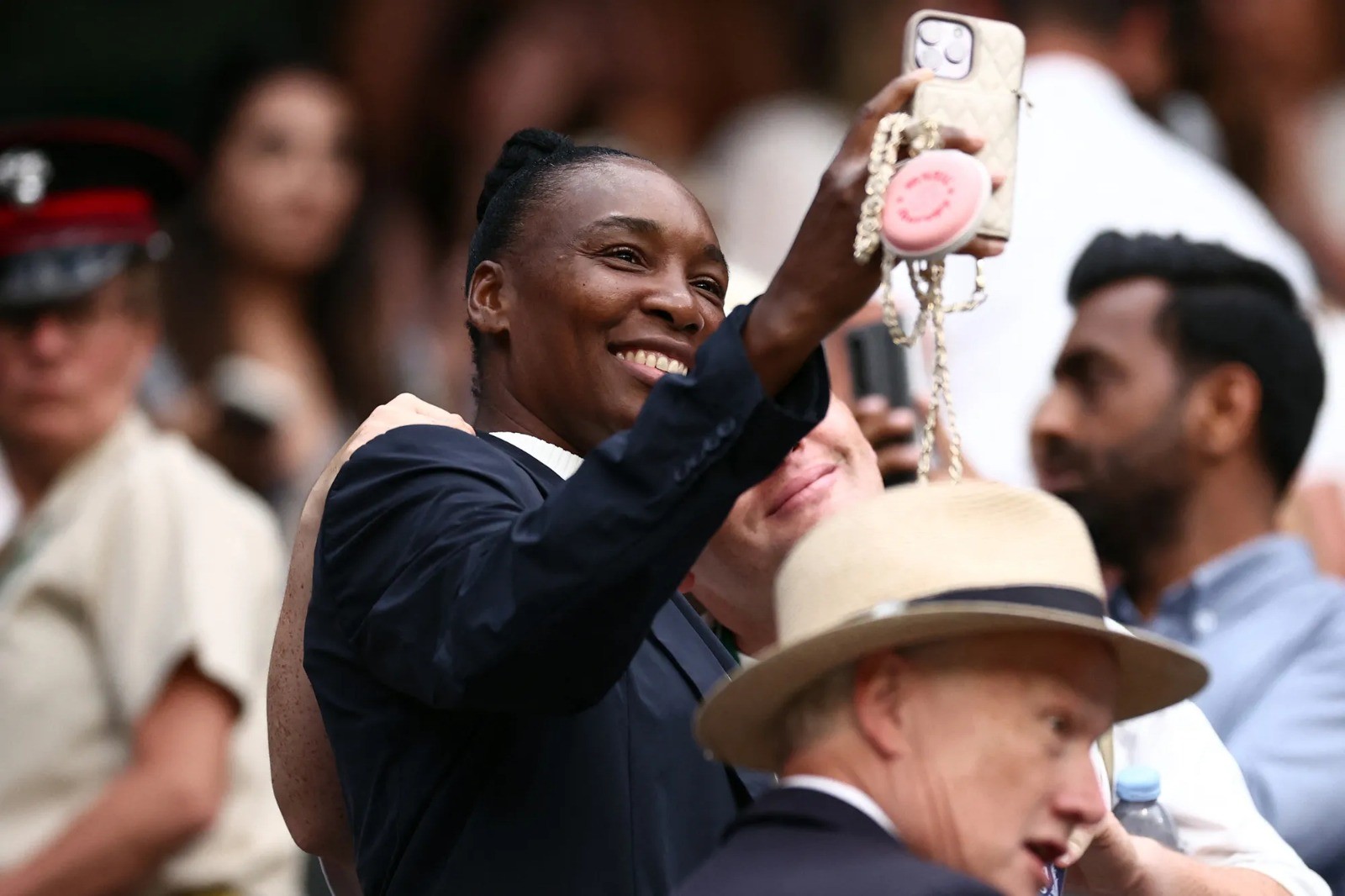 Serena Williams faz retorno emocionante a Wimbledon com apoio da família e irmã Venus