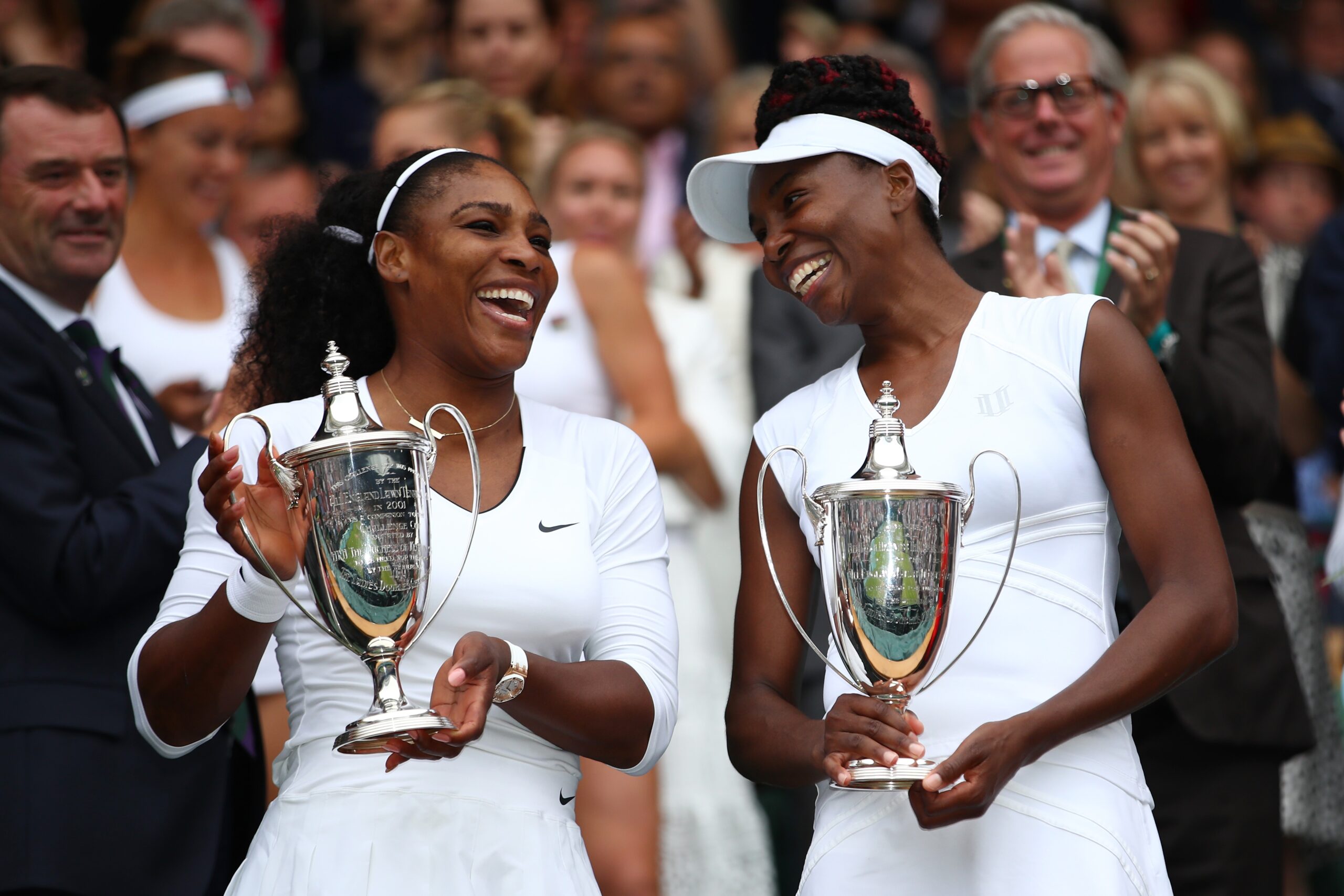 Serena Williams retorna às quadras inspirada pela filha Olympia e reencontra Venus em Wimbledon