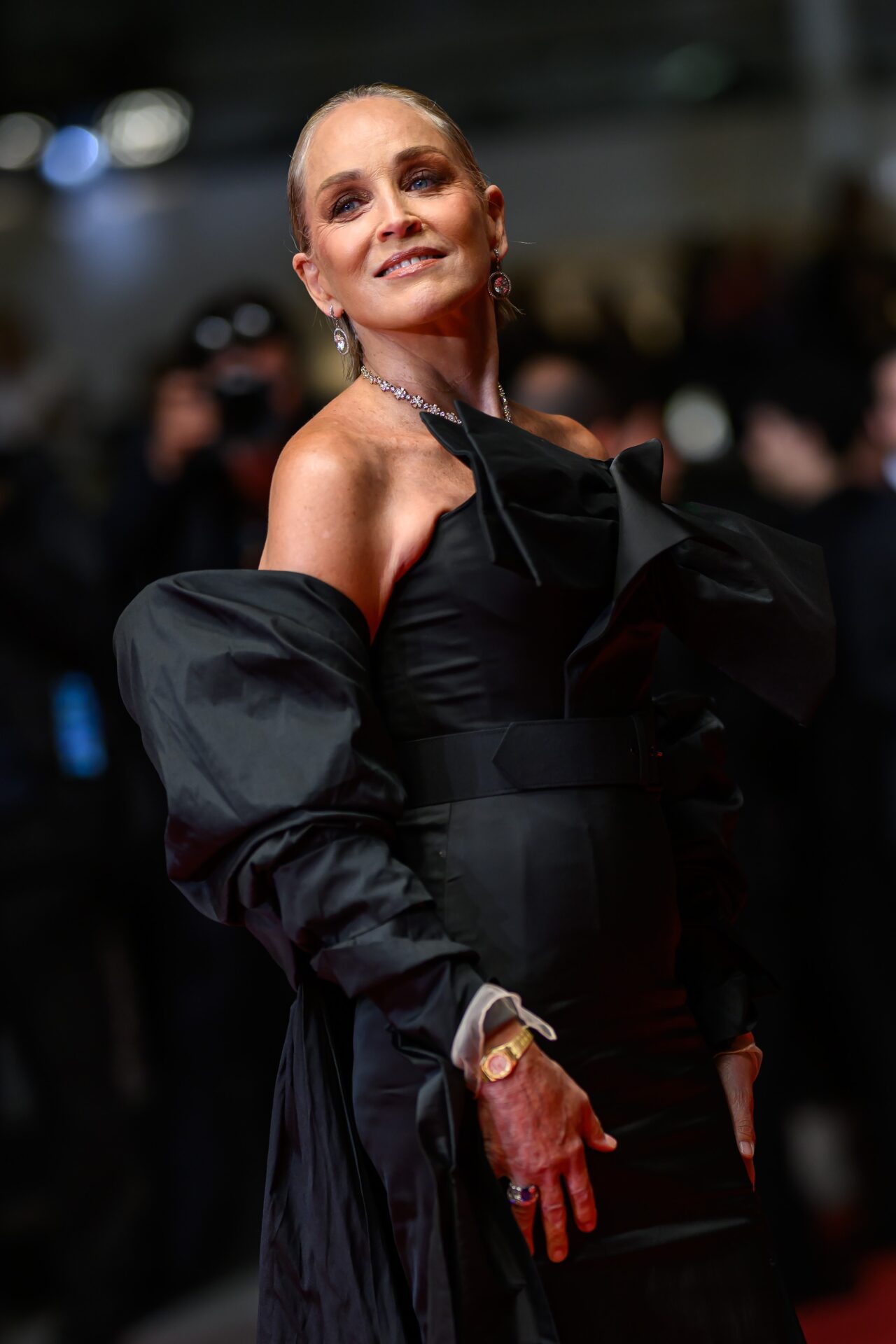Sharon Stone relembra morte do avô abusivo e descreve alívio em relato impactante