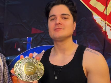 Spotify presenteia Eric Land com fivela personalizada no São João de Petrolina 2026