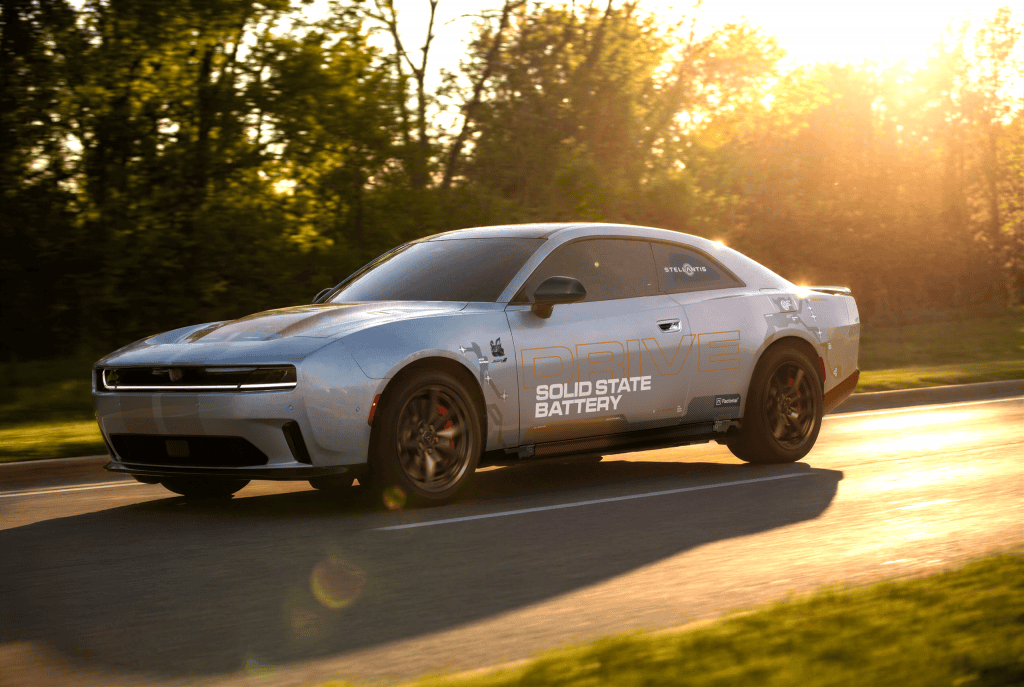 Stellantis inicia testes do Dodge Charger com bateria de estado sólido nos EUA