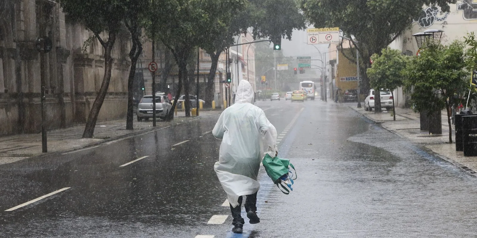 Sul, Sudeste e Centro-Oeste enfrentam previsão de chuvas intensas neste fim de semana
