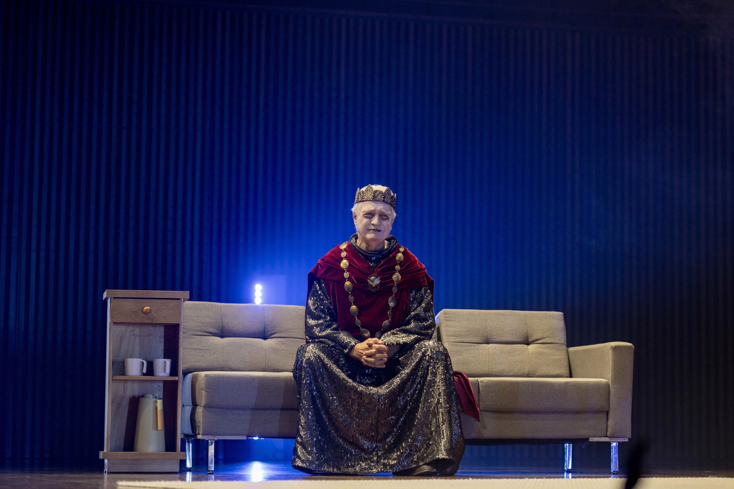 Teatro 'Sete Minutos' destaca a importância da presença e da atenção no palco.