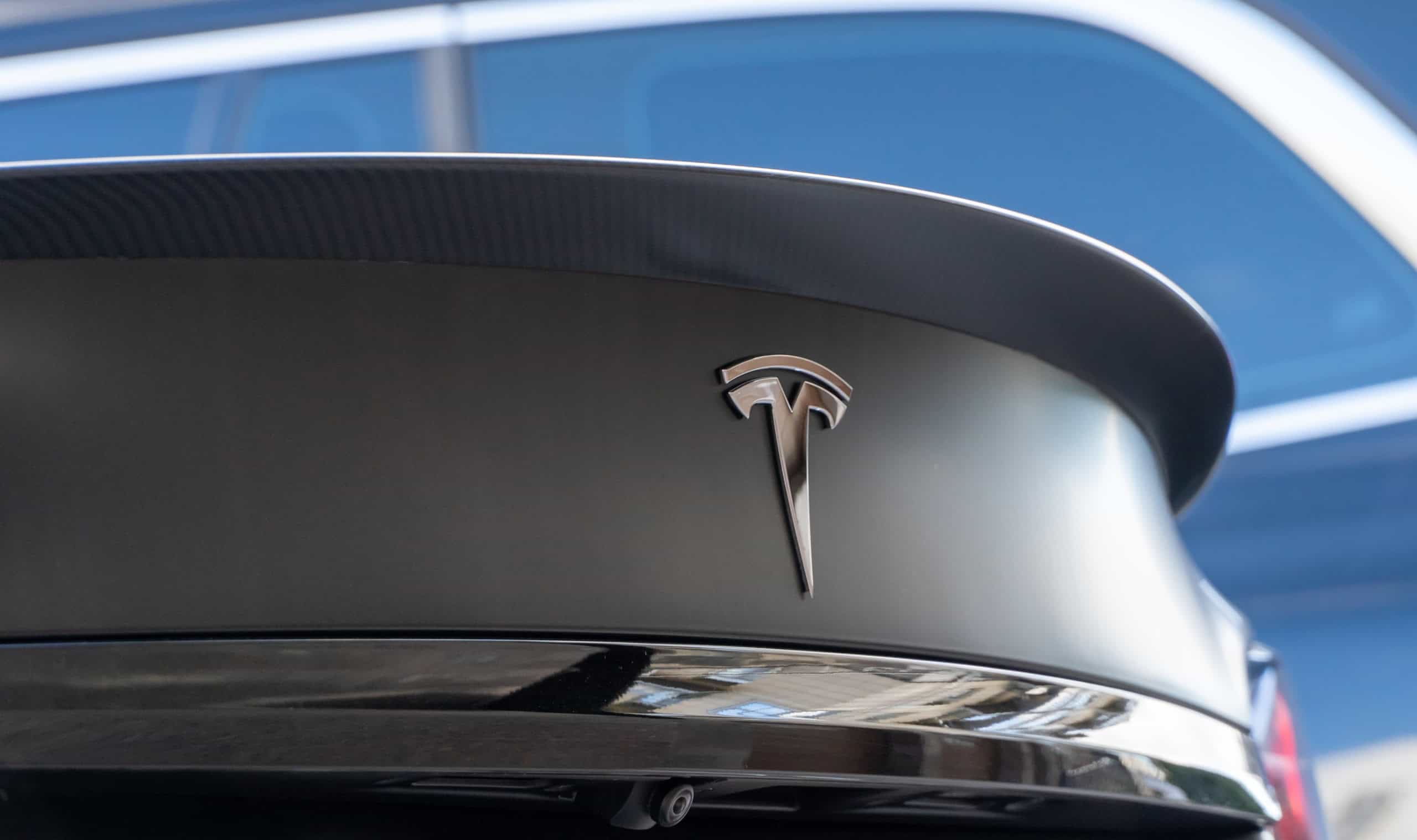 Tesla enfrenta questionamentos na Europa sobre segurança do sistema FSD