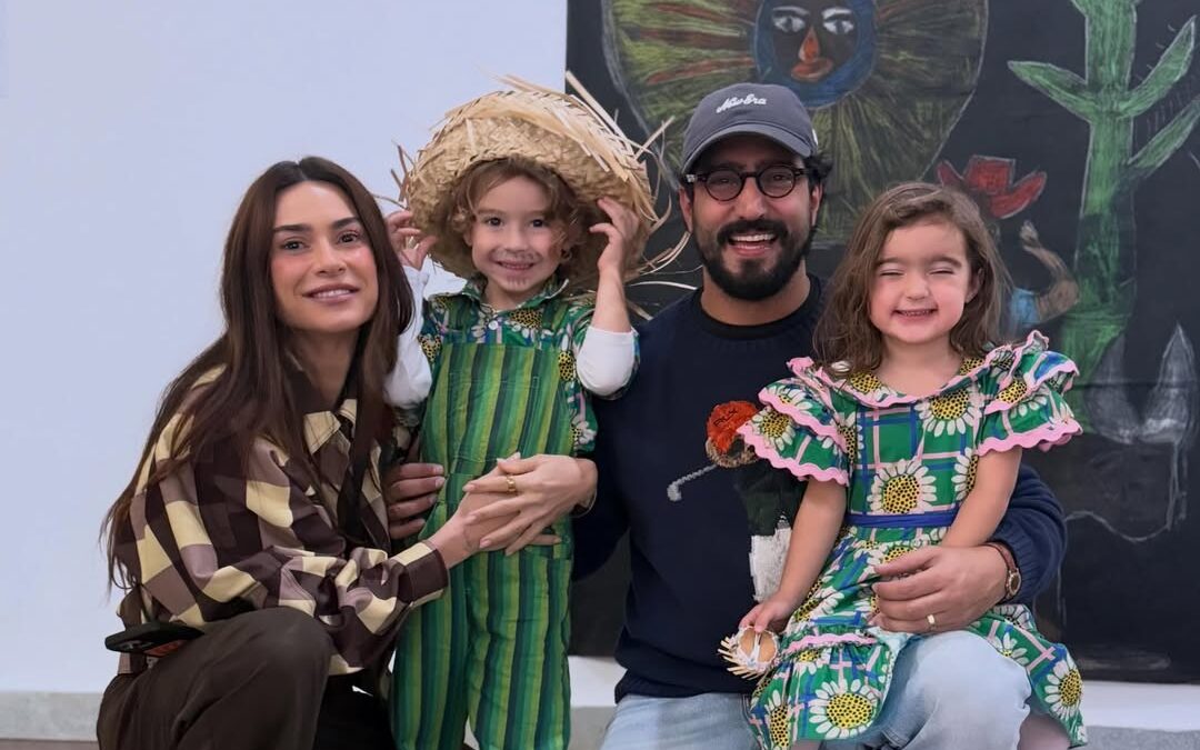 Thaila Ayala compartilha fotos fofas dos filhos prontos para festa junina