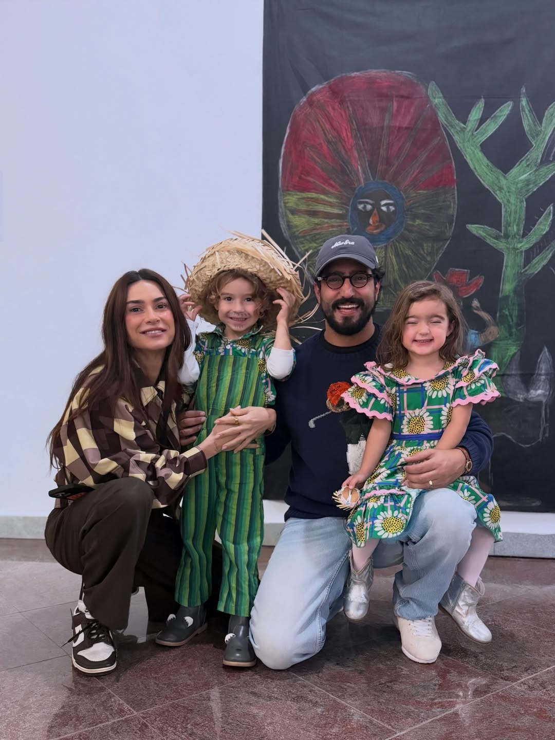 Thaila Ayala compartilha fotos fofas dos filhos prontos para festa junina