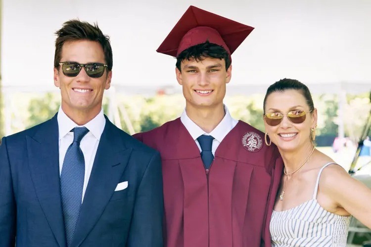 Tom Brady e Bridget Moynahan celebram formatura do filho Jack com emoção