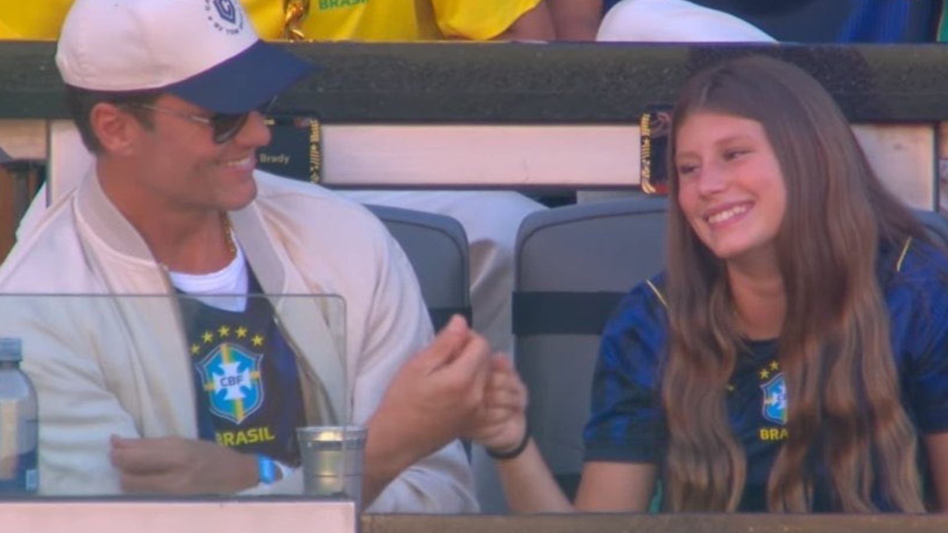 Tom Brady revela origem do aperto de mãos viral com a filha Vivian em jogo da Copa do Mundo