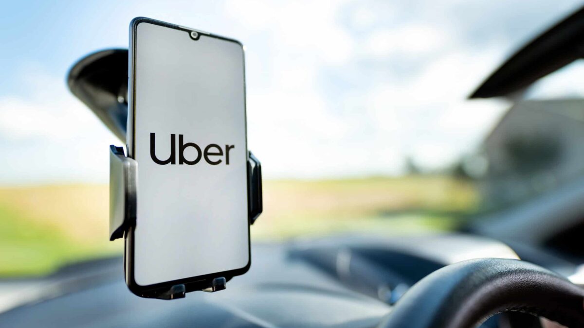 Uber altera critérios para veículos nas categorias Black e Comfort a partir de 2027