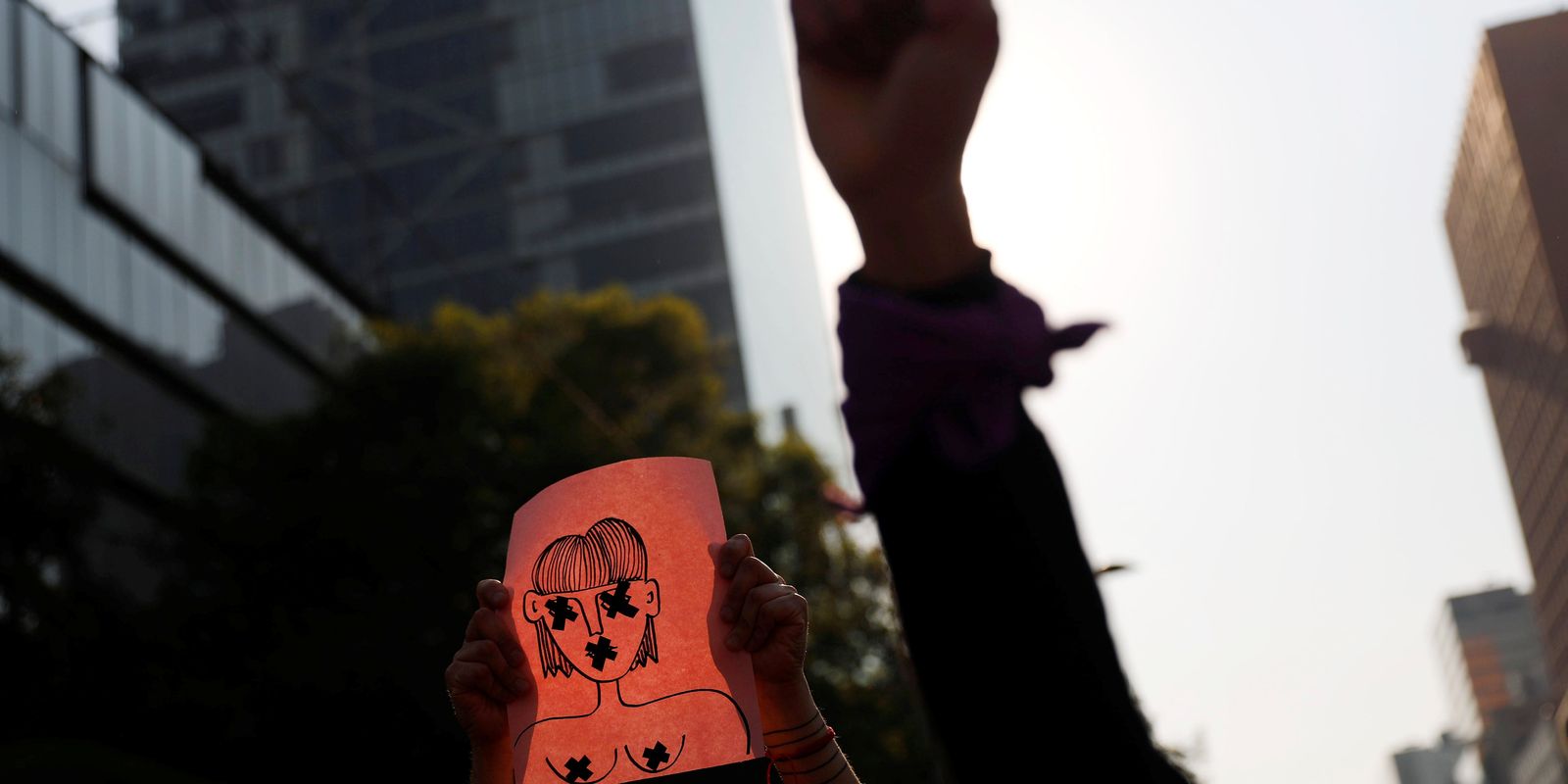 Violência digital contra mulheres cresce 188% em um ano, revela Ministério das Mulheres