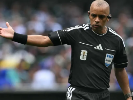 Wilton Pereira Sampaio apita jogo com recorde de expulsões na Copa do Mundo