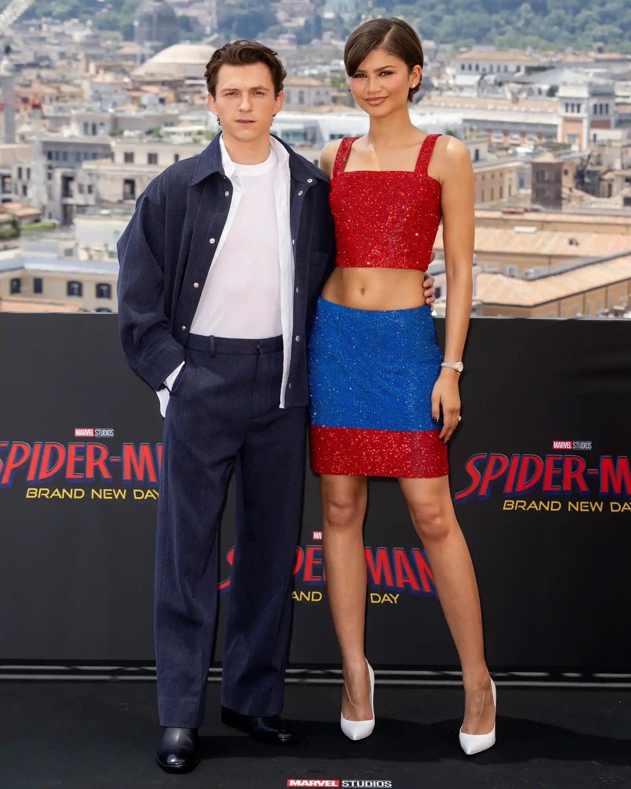 Zendaya brilha em look vintage da Versace em evento de Homem-Aranha em Roma