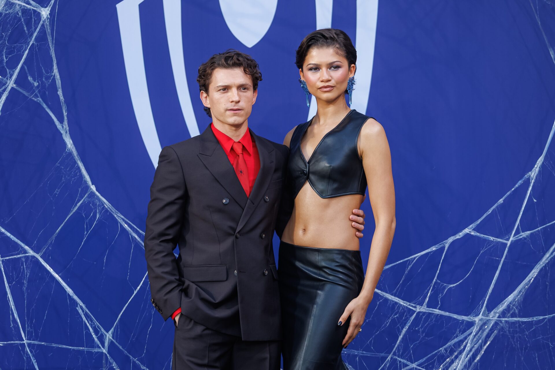 Zendaya e Tom Holland confirmam casamento em rara aparição em Madri