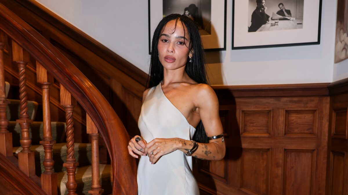 Zoë Kravitz brilha em festa em Londres com anel de noivado de Harry Styles