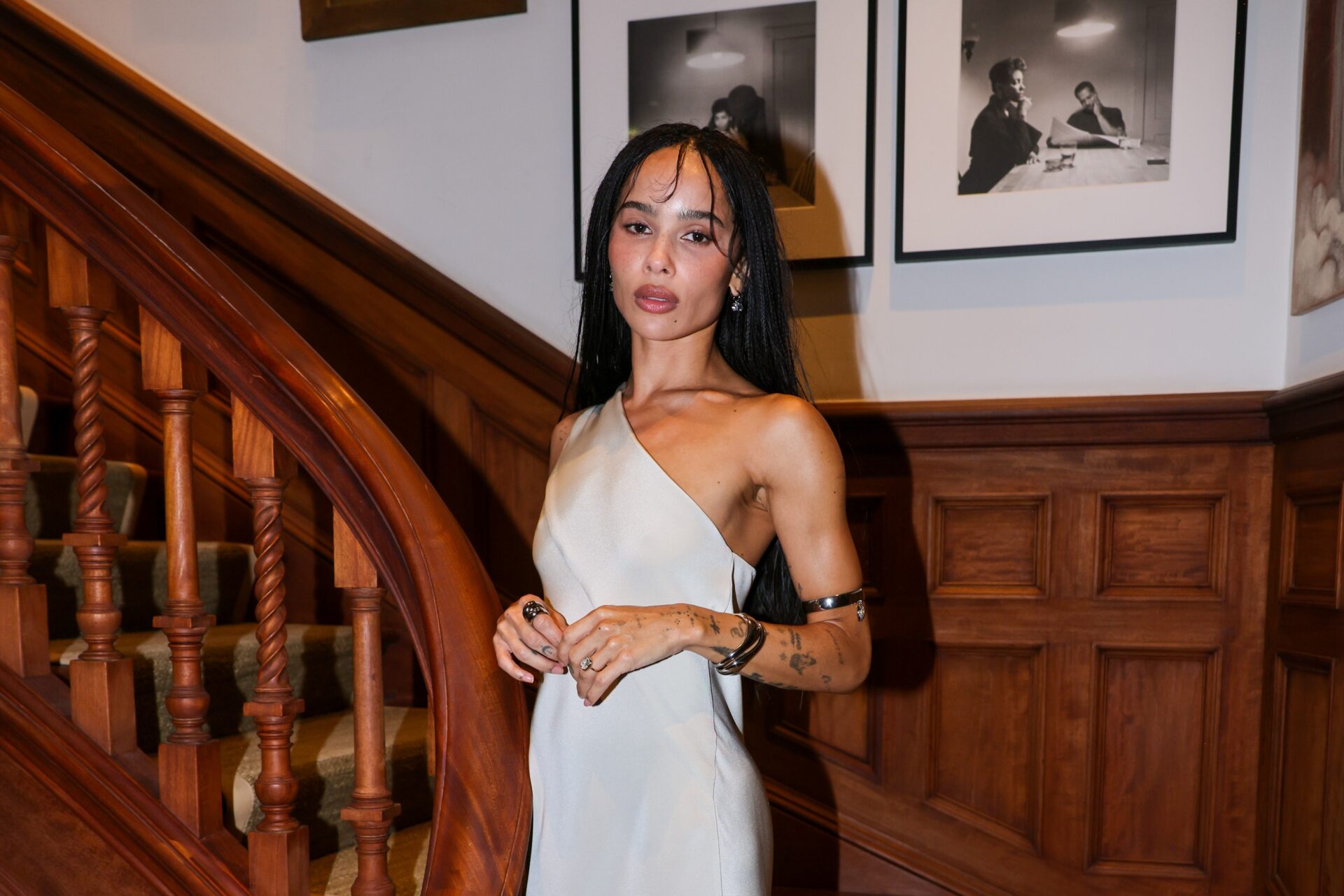 Zoë Kravitz brilha em festa em Londres com anel de noivado de Harry Styles