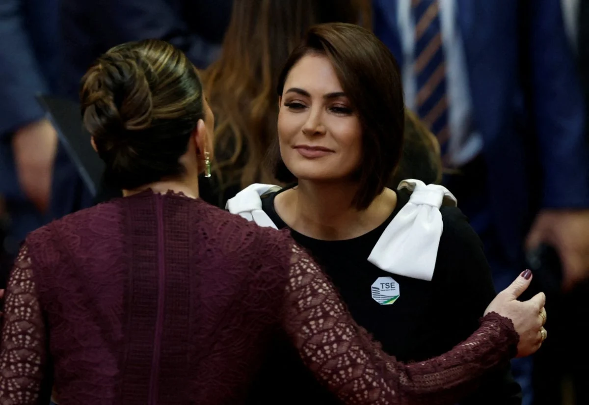 Michelle ignora campanha de Flávio Bolsonaro e frustra estratégia para atrair eleitorado feminino