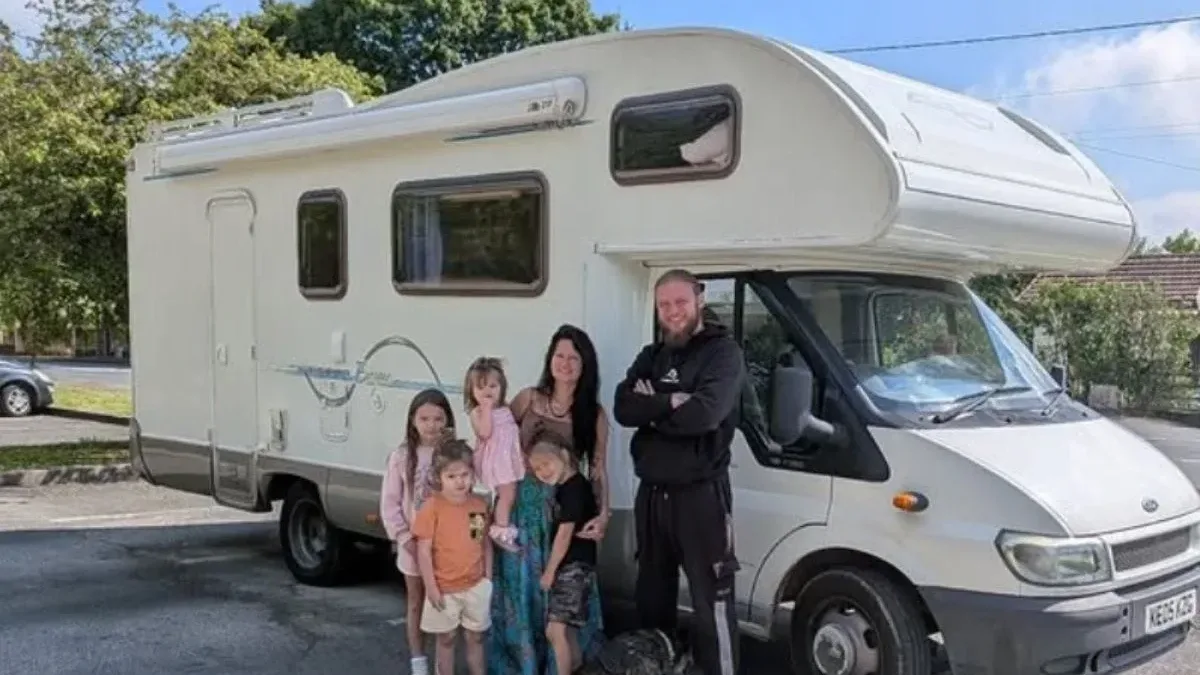 Casal educa filhos em motorhome durante viagem de férias pela Europa