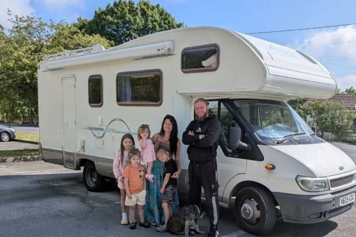 Casal educa filhos em motorhome durante viagem de férias pela Europa