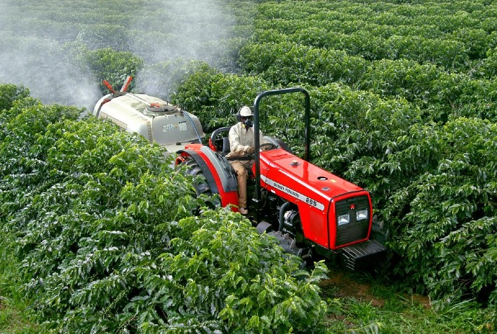 Mercado de defensivos para café atinge R$ 3,3 bilhões na safra 2025/26
